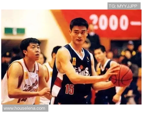 姚明荣获殊荣盛典上台领奖展现中国篮球辉煌成就与未来希望