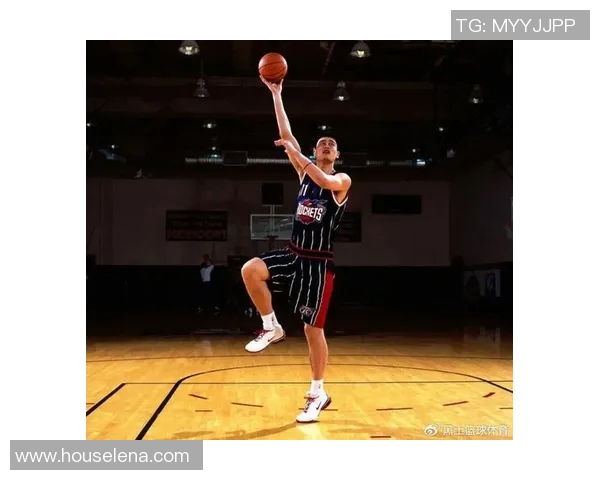 姚明身着黑色西服优雅亮相活动展现篮球巨星的时尚魅力与风范